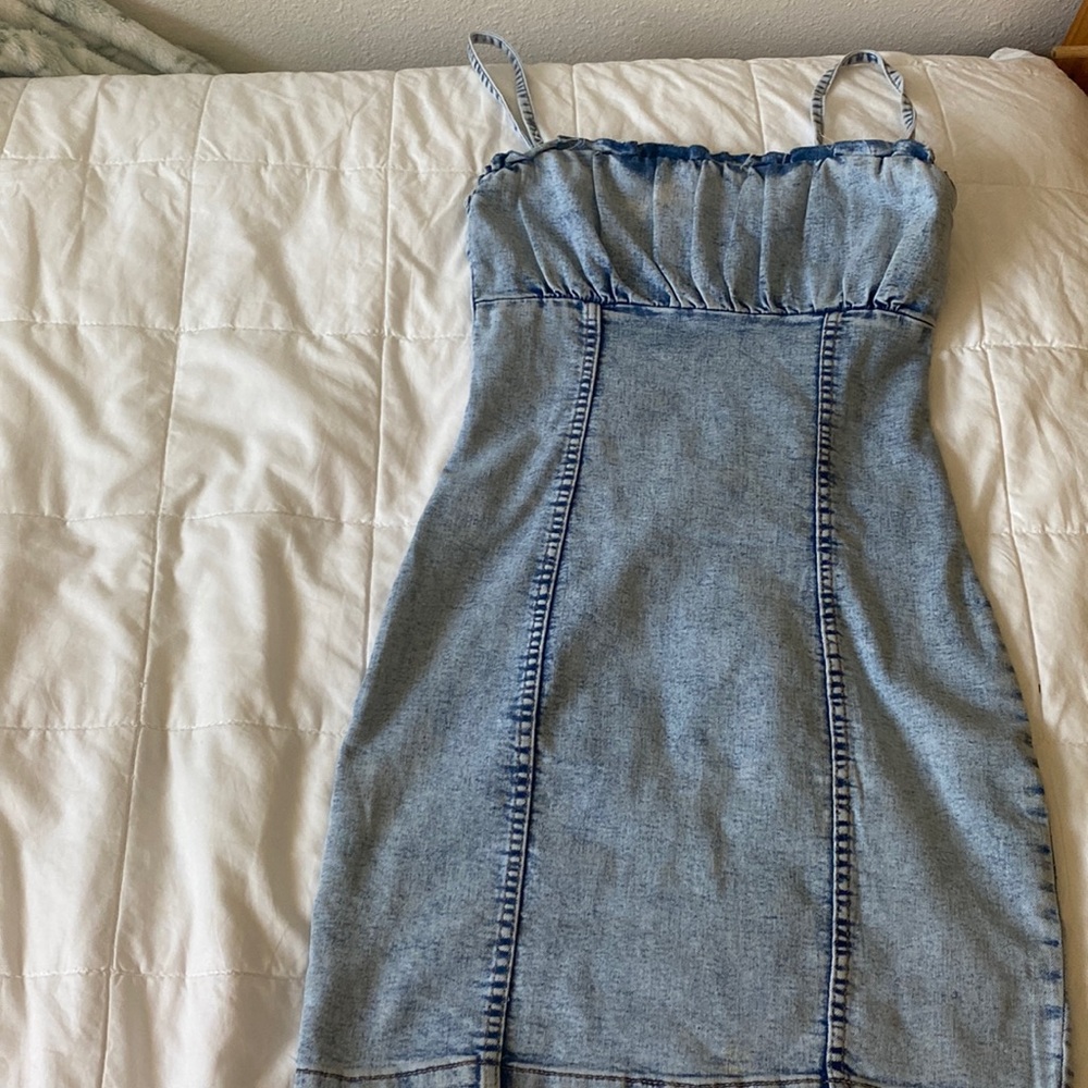 H&M jean dress. Worn once. Comfy! And wash color